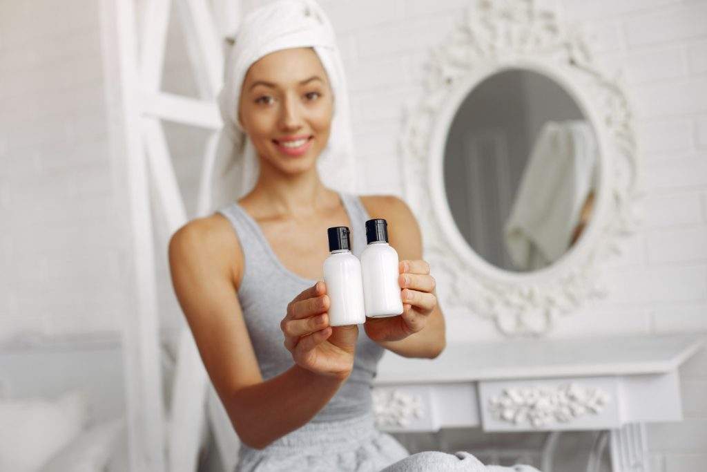 Crème Régénératrice Helix Active (50 ml) d'Armonia : Une Solution Exceptionnelle pour une Peau Rayonnante 1 beautiful girl with towel showing beauty products Crème régénératrice Helix Active